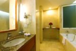 deluxe bathroom, deluxe bathroom kuta paradiso, kuta paradiso, kuta paradisor hotel, paradiso hotel