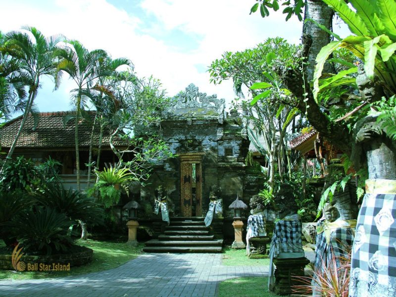 main entrance, ubud, bali, palace, ubud palace, puri saren, tourists, destinations, tourist destinations, gianyar