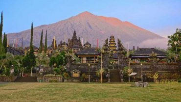 Mount Agung trekking adventure besakih temple, bali biggest temple, bali mother temple