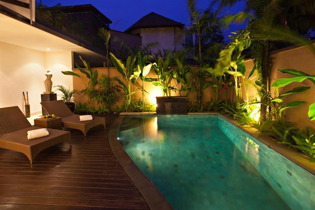 Бали звезды. Бали отель с бассейном и подсветкой. Отели на Бали с красивой ванной. Вилла Джима Томпсона в Малайзии. Бали фото виллы с бассейном и с душем на улице.