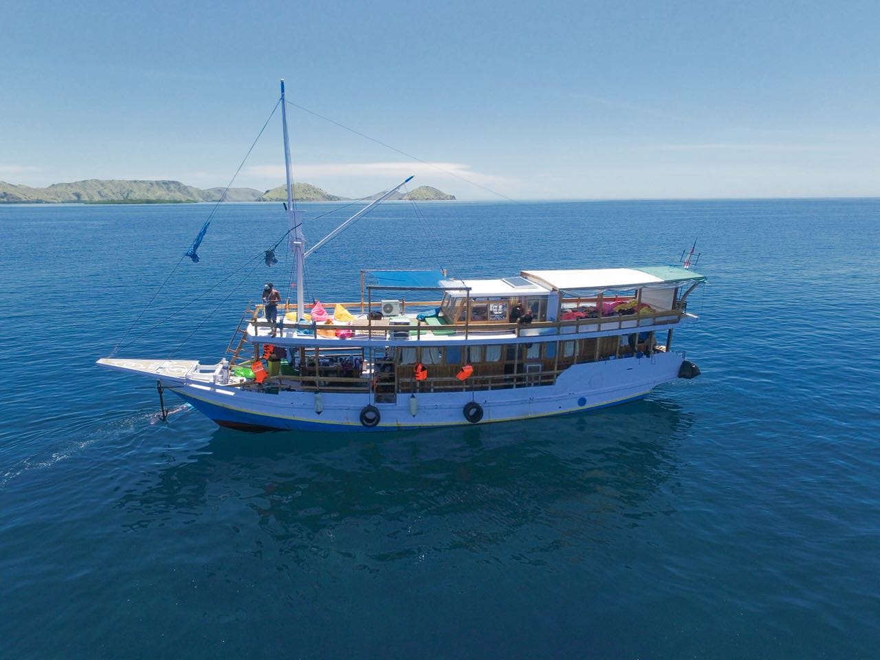 Day 1: FLY TO LABUAN BAJO FROM BALI - KELOR - MANJARITE - FOX ISLAND - OVERNIGHT ON THE BOAT (L,D)