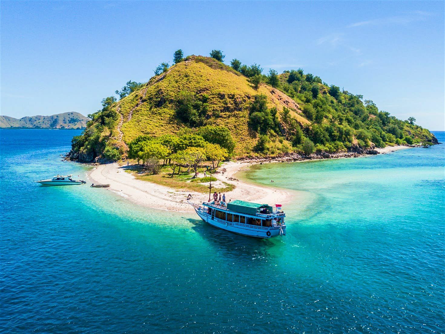 Day 1: FLY TO LABUAN BAJO FROM BALI - KELOR - MANJARITE - FOX ISLAND - OVERNIGHT ON THE BOAT (L,D)