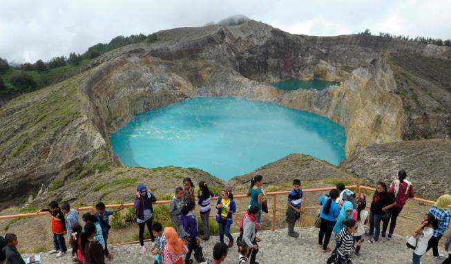 kelimutu-lake-colour-tour-flores-island-expedition-3-days