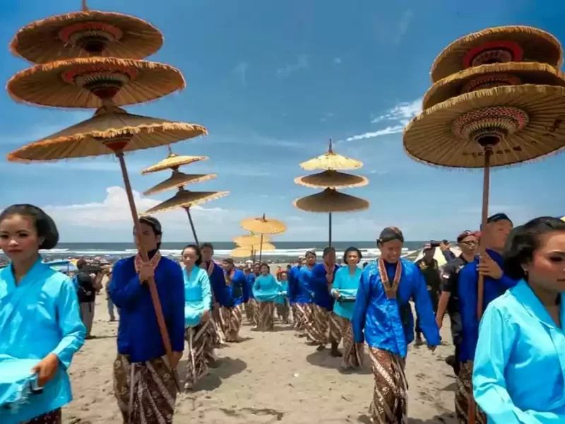 parangkusumo beach, hindu ritual, parangkusumo, yogyakarta tourist attractions