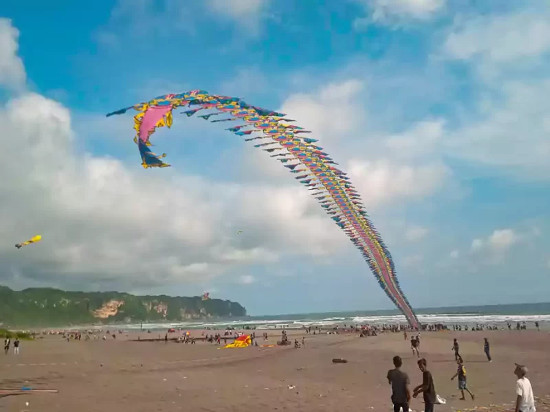 kite competition, kite attraction, parangkusumo, parangkusumo beach, yogyakarta tourist destinations