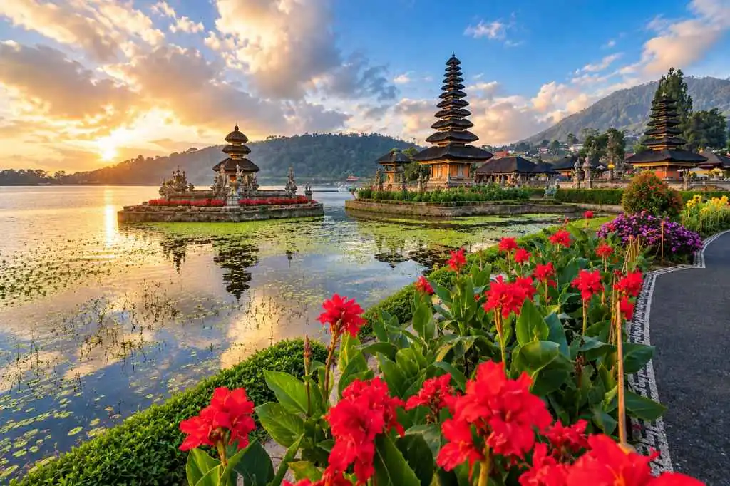 Bedugul Lake Tour with Ulun Danu Temple at sunrise