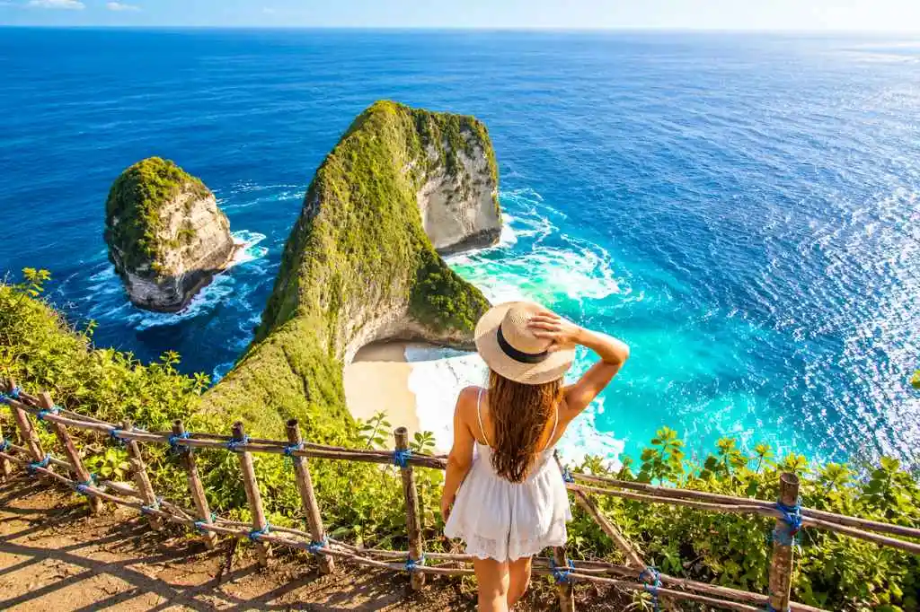 Nusa Penida 2 Days Tour Package with a traveler enjoying the view of Kelingking Beach
